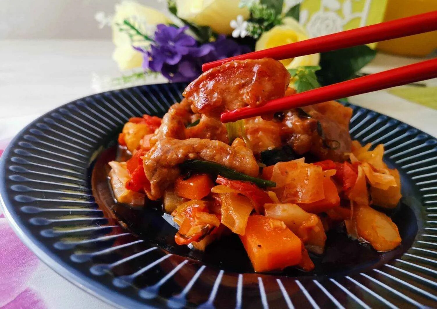 Свинина в кисло-сладком соусе. Свинина губаджоу китайская. Свинина габаджоу. Свинина габаджоу. Свинина с ананасами в кисло сладком соусе по-китайски.