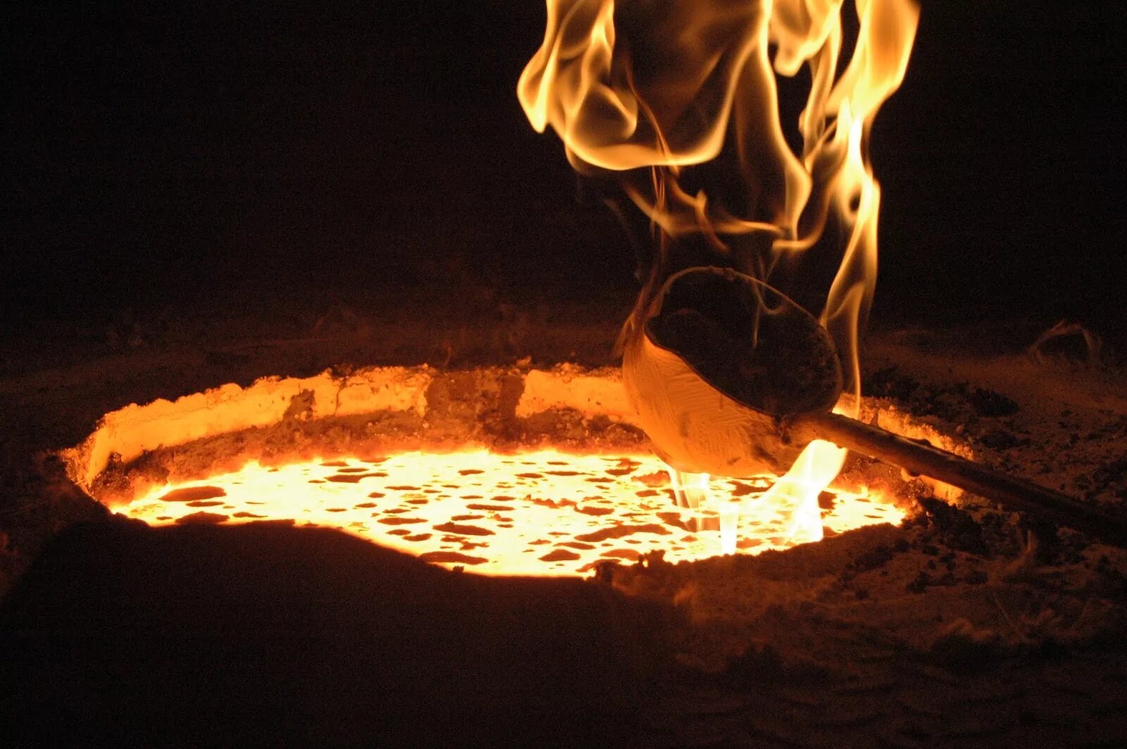 котел с горячей лавой. выплавка металла. огонь расплавляющий. литье золота. огонь расплавляющий.