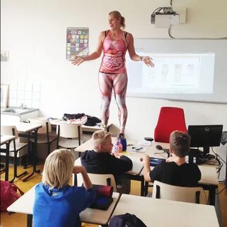 Maestra de biología se desnuda frente a sus alumnos