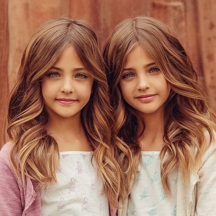 Пятерым сестрам. Красивые близняшки. Девочки близняшки. Самые красивые близняшки. Красивые Близнецы девушки.