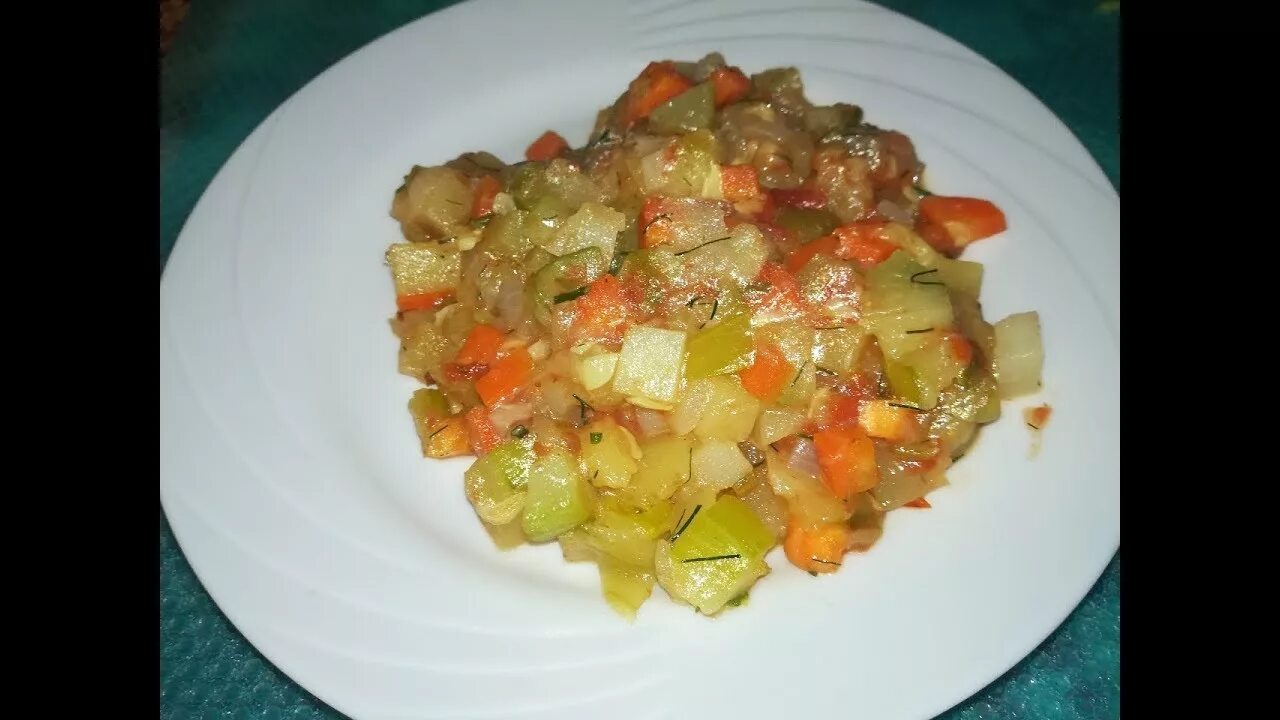 Рагу из овощей с картошкой и капустой. Овощное рагу с капустой и картошкой. Овощное рагу с кабачками и картошкой. Овощное рагу без мяса и картошки.