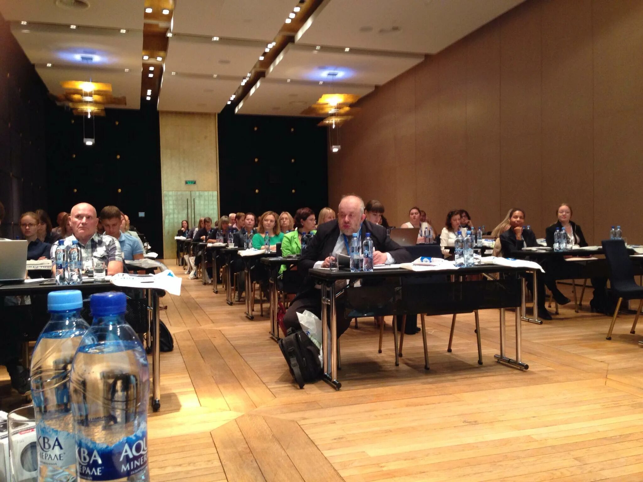 Конференция. Люди в зале на конференции. Слушатели в конференц зале. Electronic entertainment expo(е3). Конференция много людей.