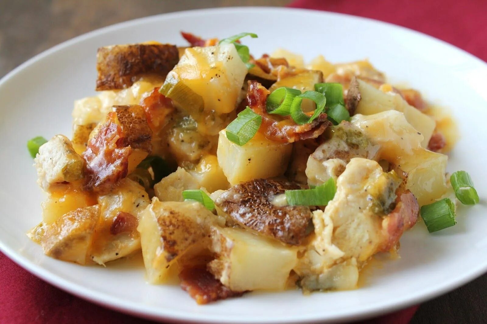 Соус с курицей и картошкой. Тушеные грудки с картошкой. Курица с короткой в мультиварки. Тушеный картофель. Тушёная картошка с курицей.