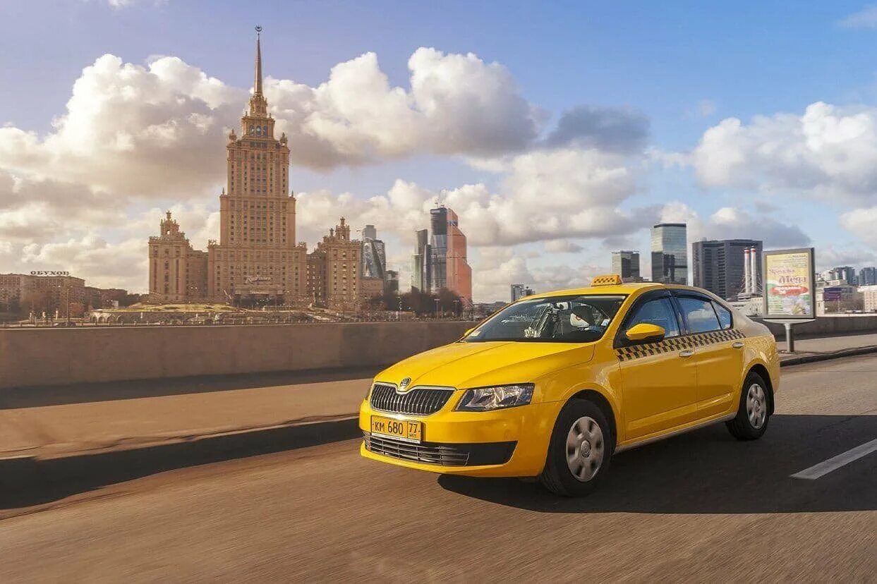 Skoda Octavia 2022 Taxi. Желтая такси телефон