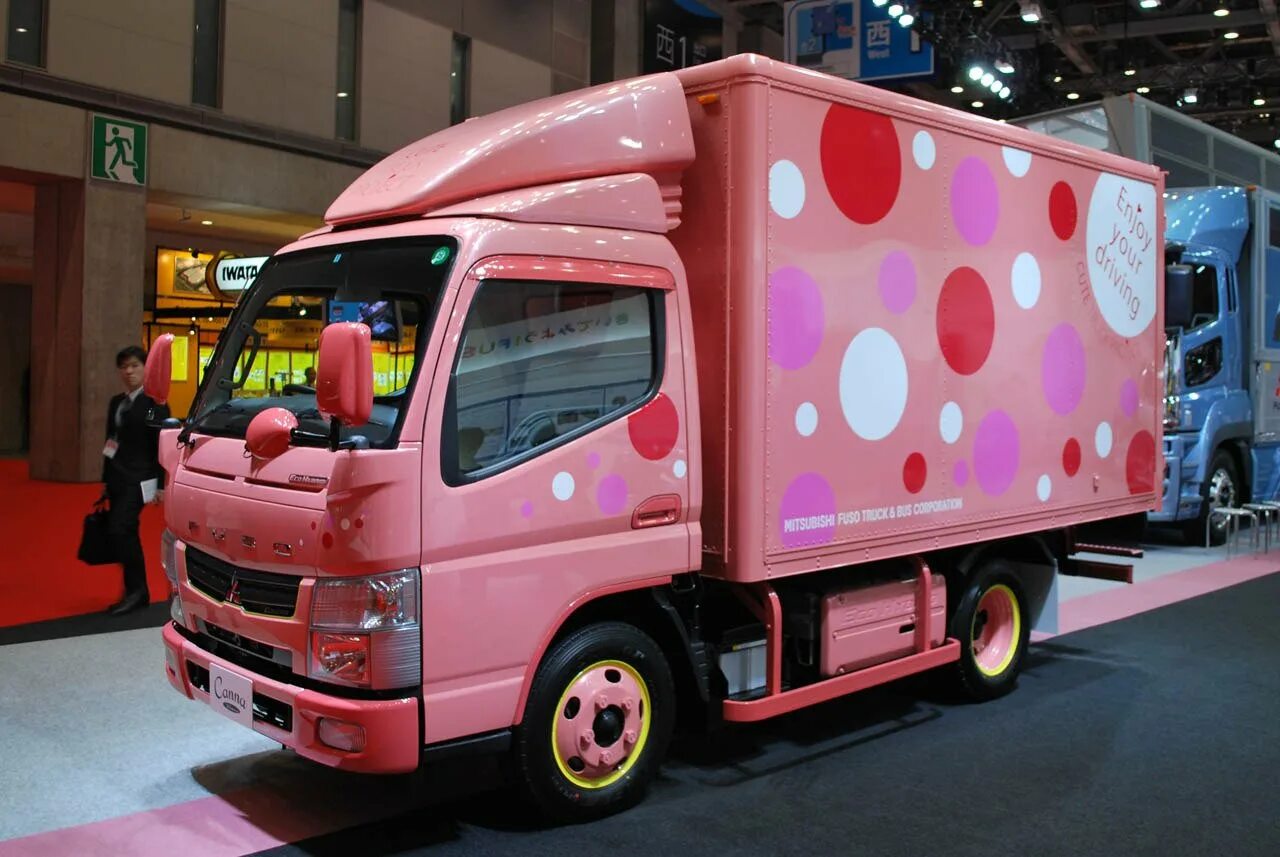 Грузовички яйца. Mitsubishi Fuso Truck. Mitsubishi Fuso Concept. Фургон мороженого Фусо. Розовый грузовик.