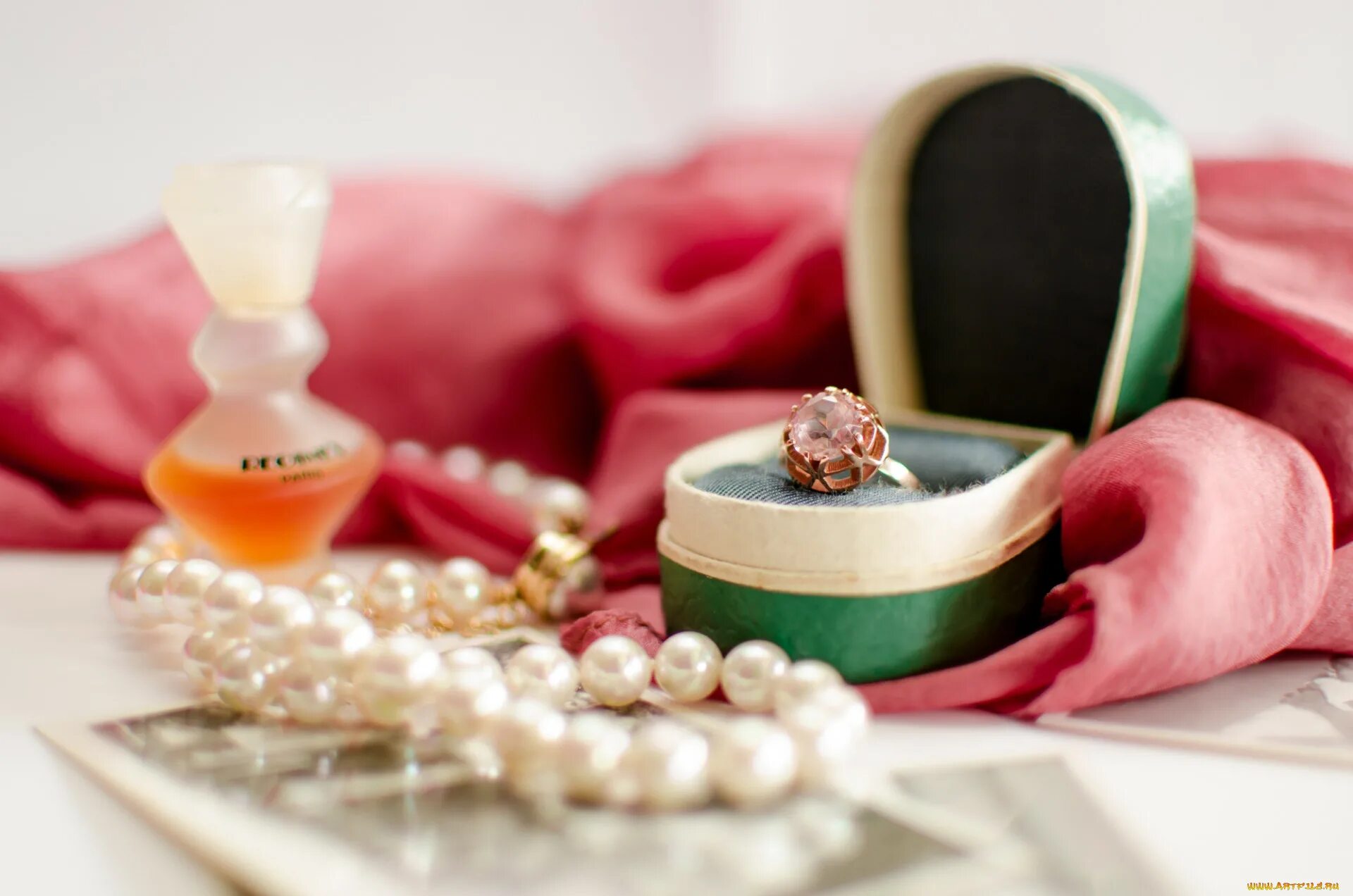 Красивый жемчуг. Большой набор бусинок. Украшения из жемчуга кольца. Шкатулка для украшений. Ювелирные украшения.