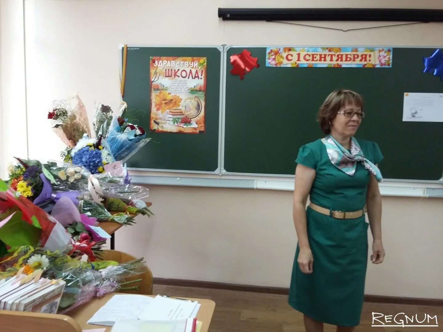 Выступление первого учителя на 1 сентября. С 1 сентября учителю. учитель 1 сентября фото. костюм на 1 сентября для учителя. как выглядит учитель первого сентября.