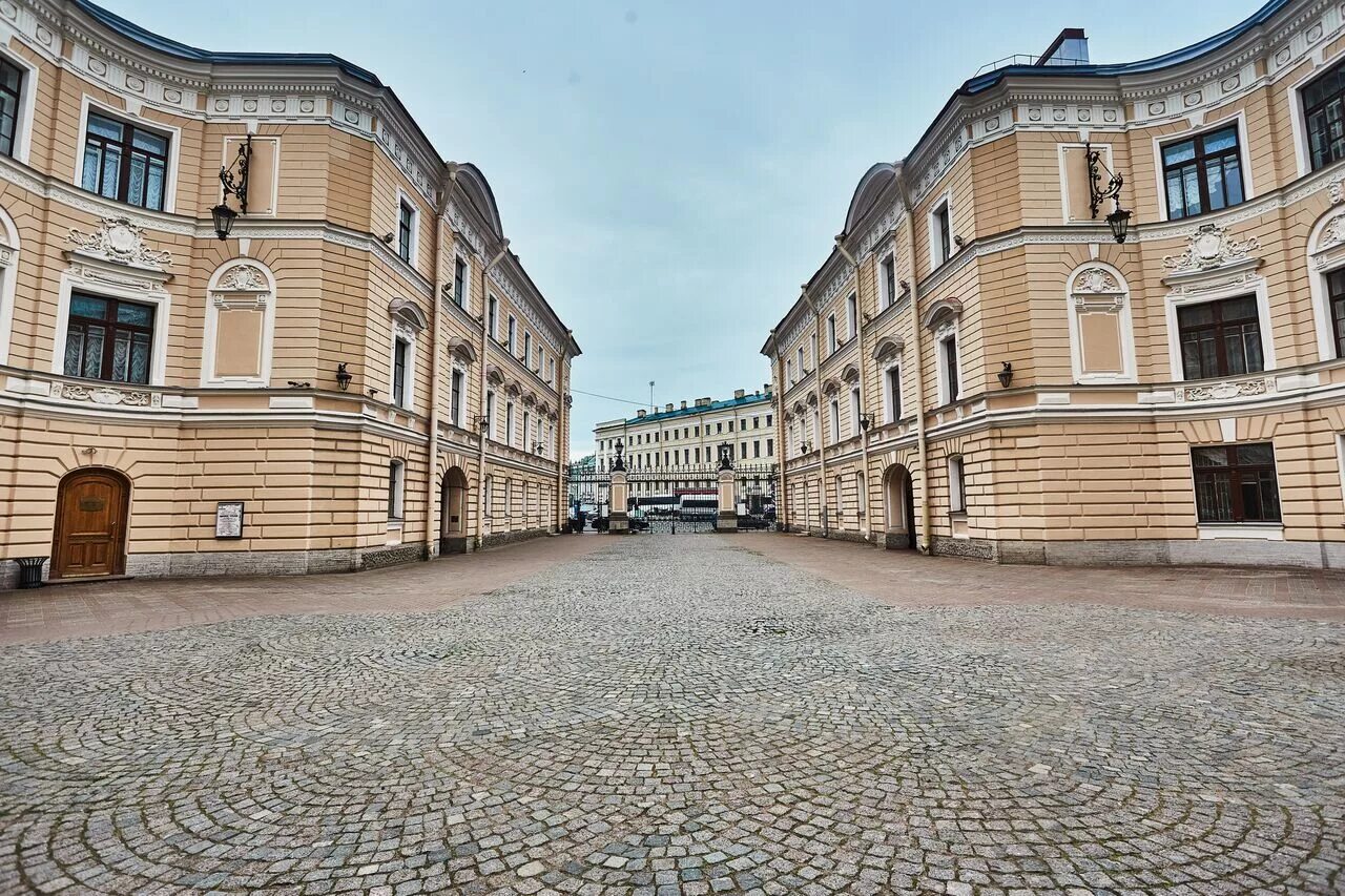 Дворы капеллы санкт-петербург. Набережная реки мойки 20. Наб. Набережная реки мойки 7 пенза. Река мойка 20.