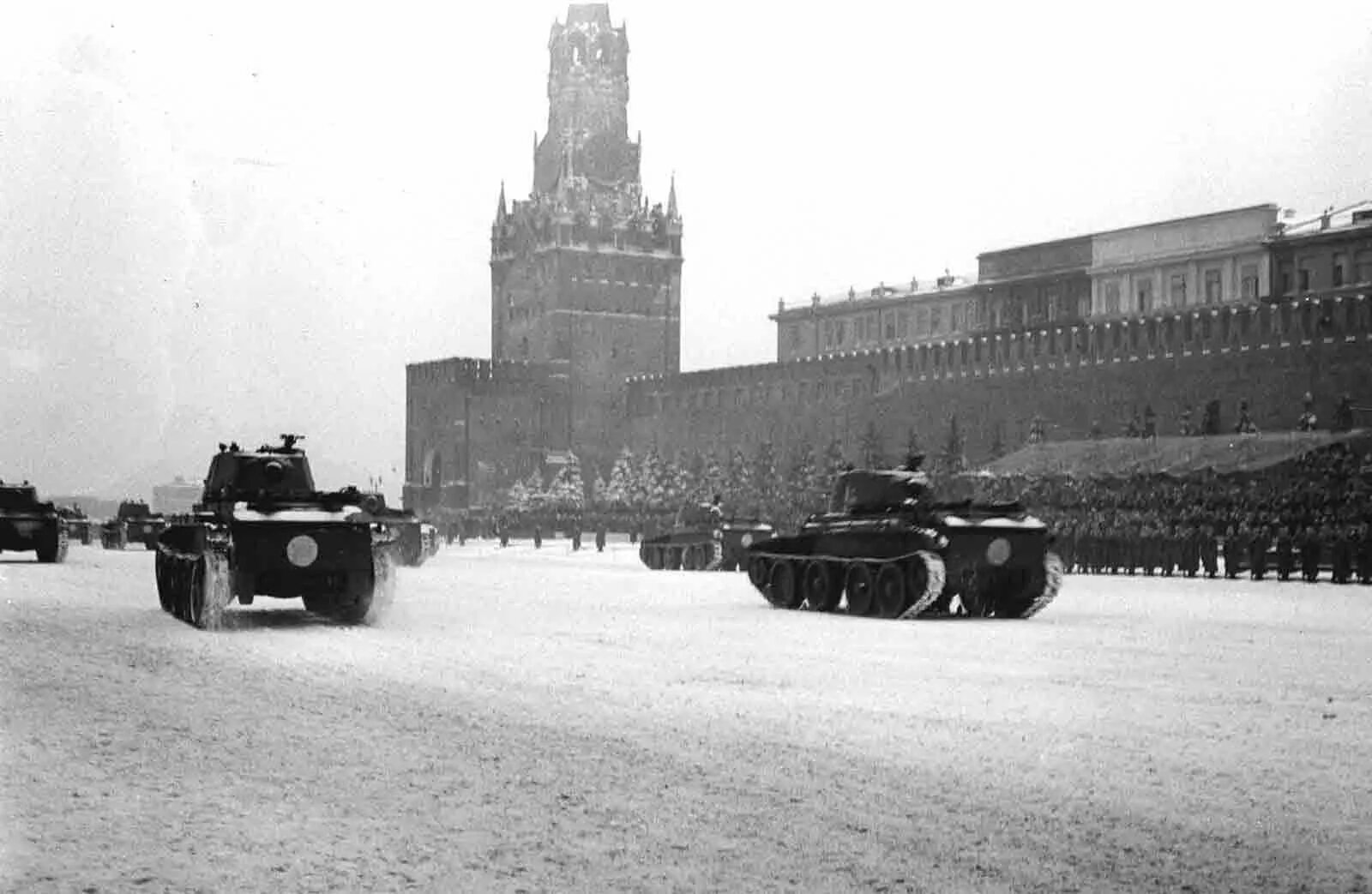 Буденный на параде 1941. Парад советских войск на красной площади в Москве 7 ноября 1941 года. Буденный на параде 7 ноября 1941. Парад на красной площади 7 ноября 1941 года.