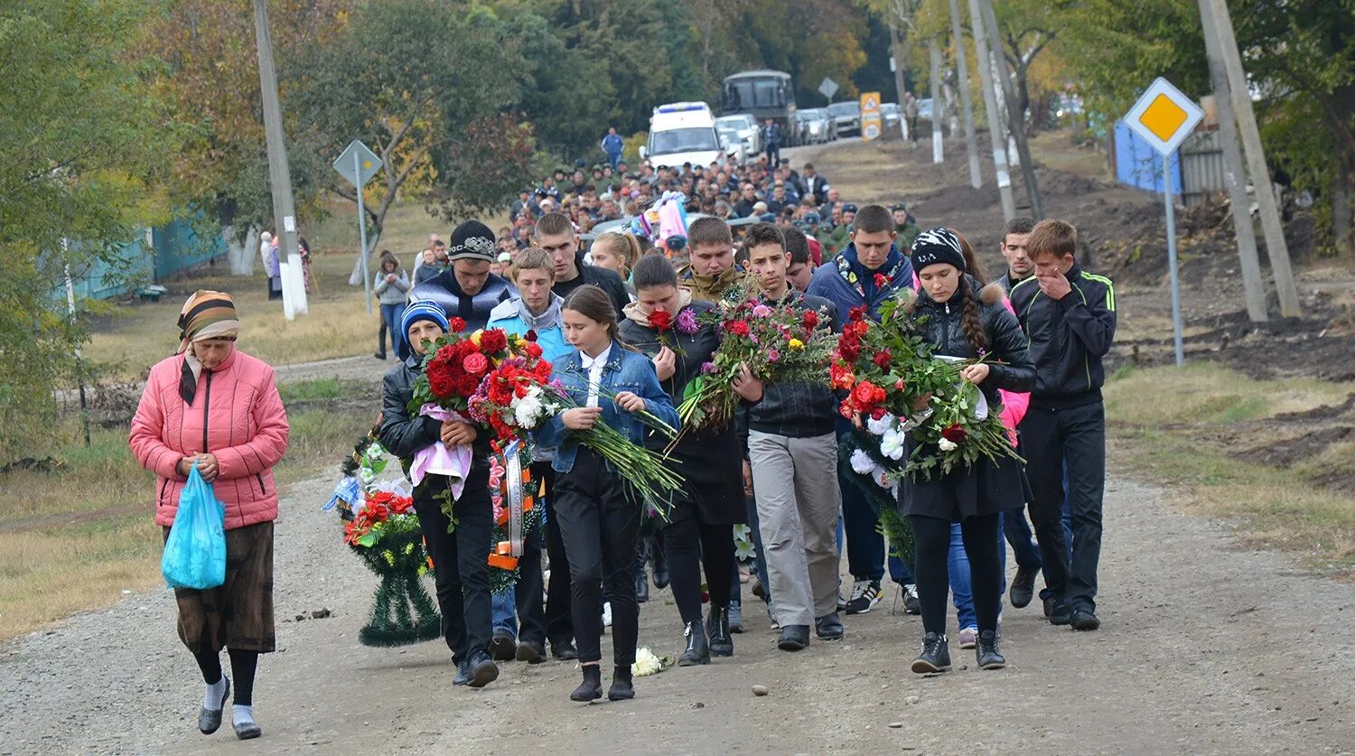 Похоронное шествие. Похоронная процессия. Одежда на похороны. Траурное шествие.