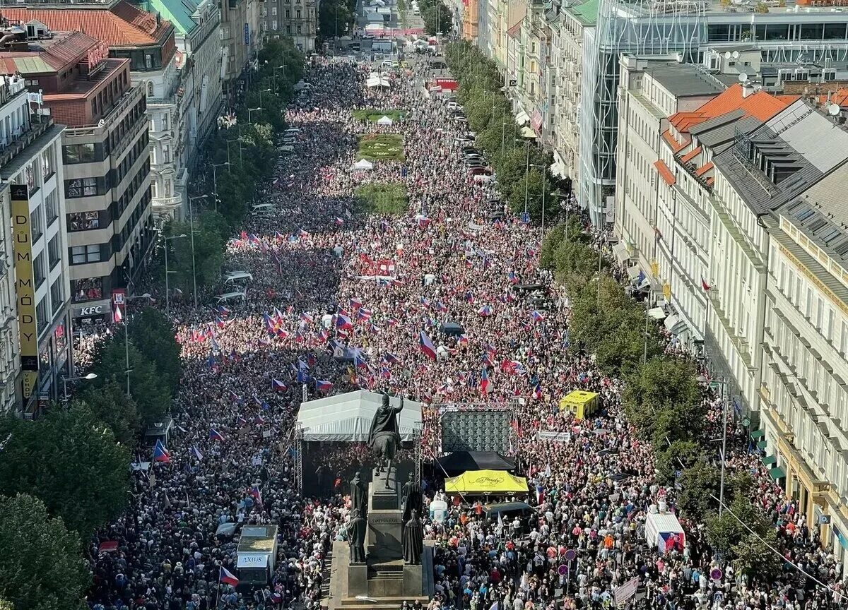 Митинг в Праге 2022. Вацлавская площадь митингующие. Вацлавская площадь в Праге митинг. Вацлавская площадь шествие. Народ против правительства