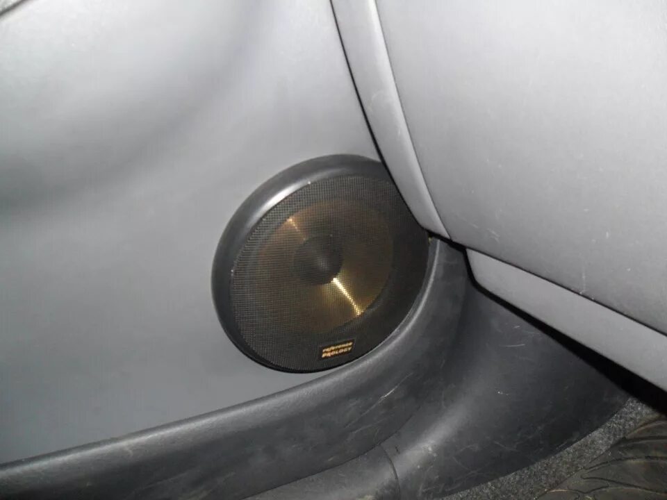 Колонки на зад тойота витц. Тойота витц динамики. Штатные динамики vitz 10. Подиумы витц торпедо 2002. Динамики тойота витц.
