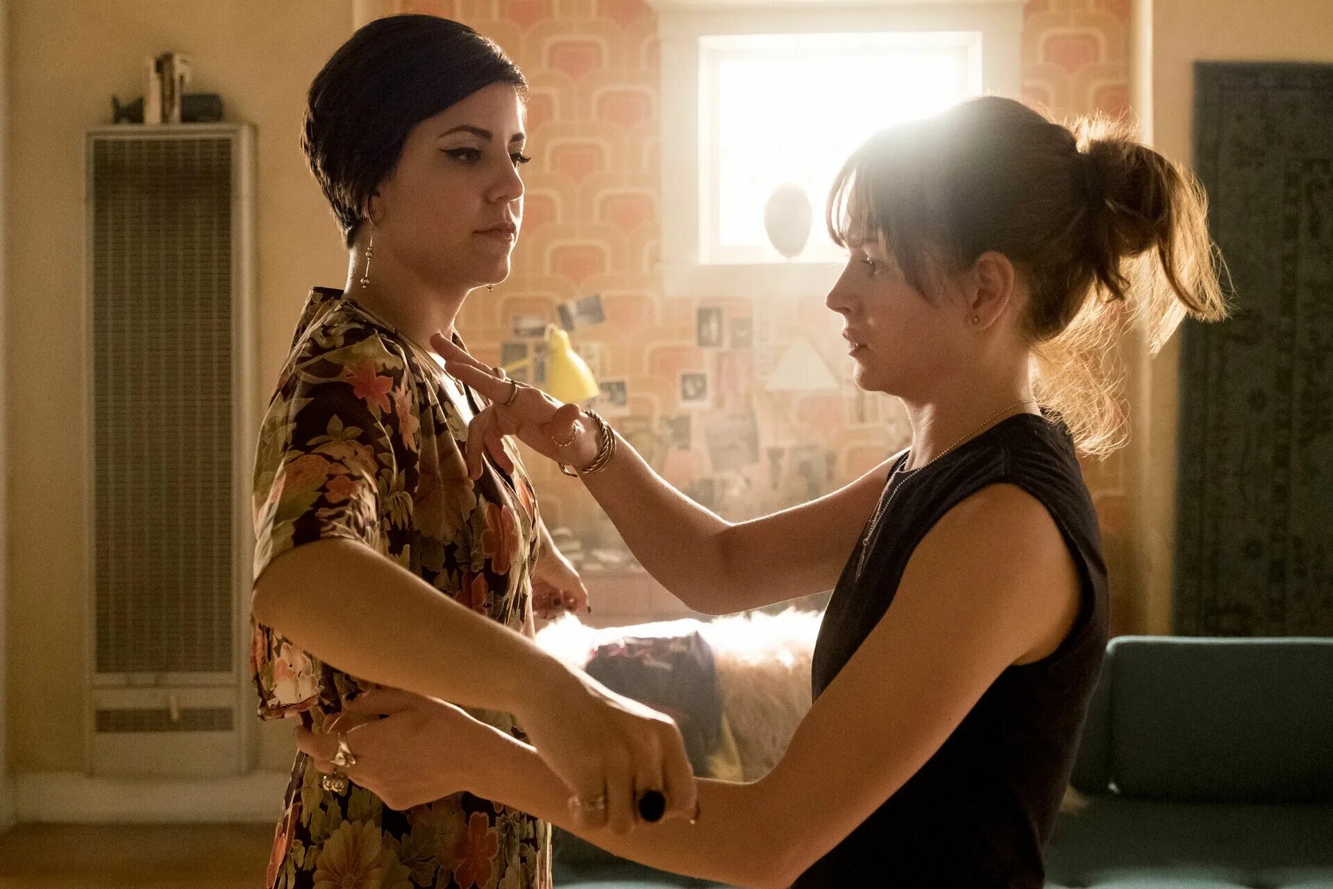 Wednesday сериал директриса фото. Girlboss сериал. начальница сериал 2021. начальница сериал 2017. бритт робертсон в girlboss.