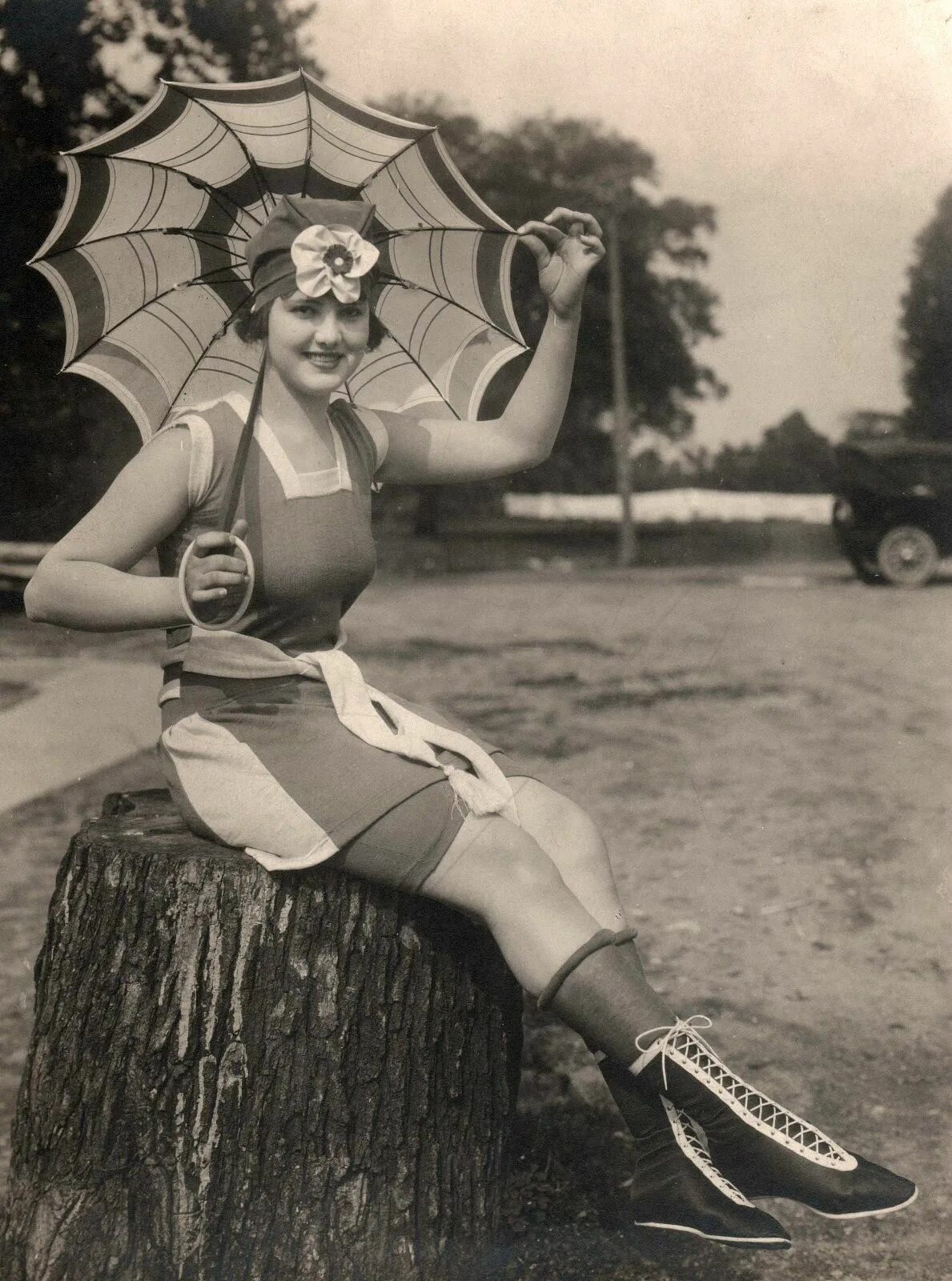 Купальные костюмы ретро. Купальники 1920-х годов. ретро 1920. купальники 1920 годов. ретро женщины на стадионе.