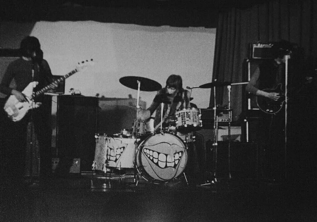 Группа смайл весьегонск. Группа смайл. Группа сети состав. Брайан мэй, тим стаффел, роджер тейлор. Группа smile queen.