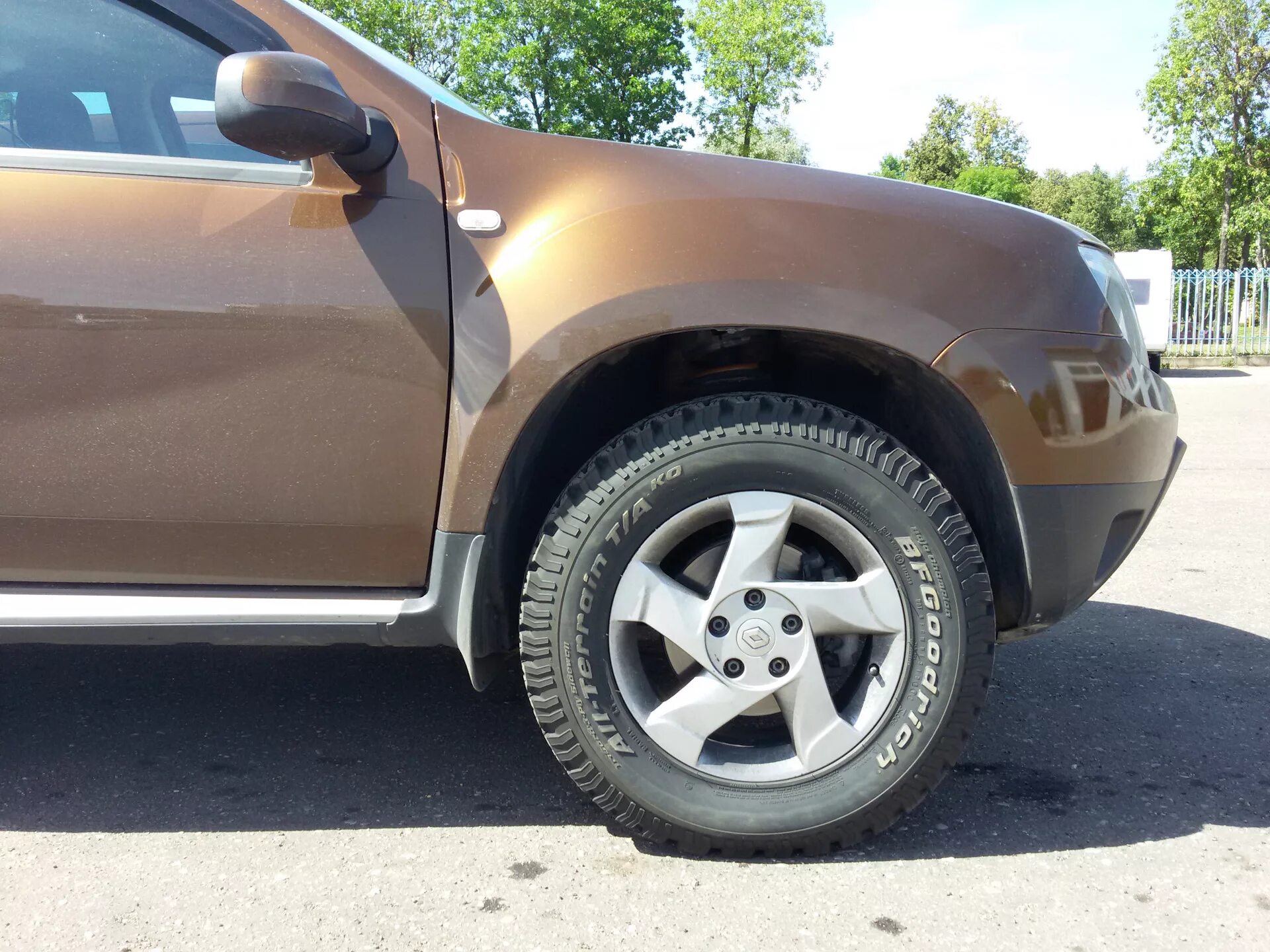 Лето резину дастер. 225/60 R16 на Дастер. 205/65r16 Рено Дастер. Duster r16. Рено Дастер колеса 205/70 r16.