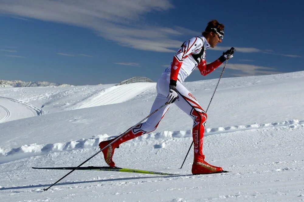 На русском языке ski. Кросс Кантри скиинг. Горнолыжный спорт. Лыжи спорт. Лыжник.