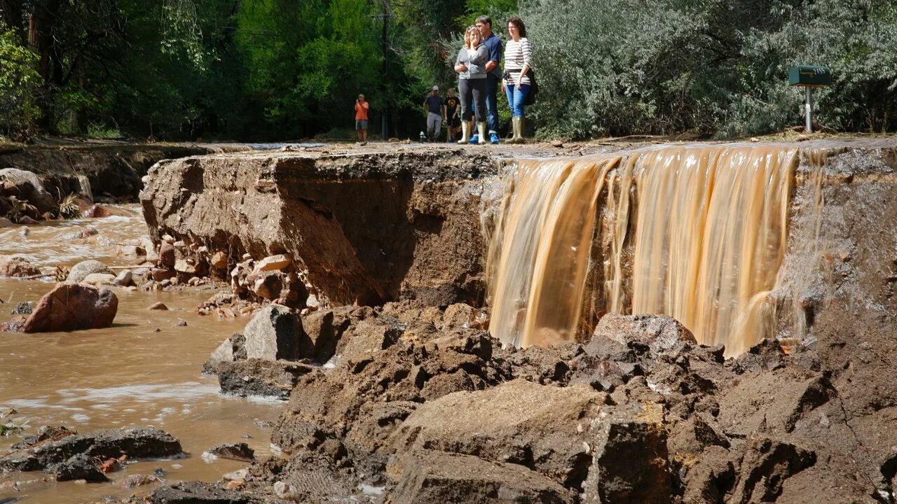 Переработка берегов. Переработка берегов водохранилищ. Природные разрушения. Катастрофические наводнения фото. Переработка берегов водохранилищ, озер.