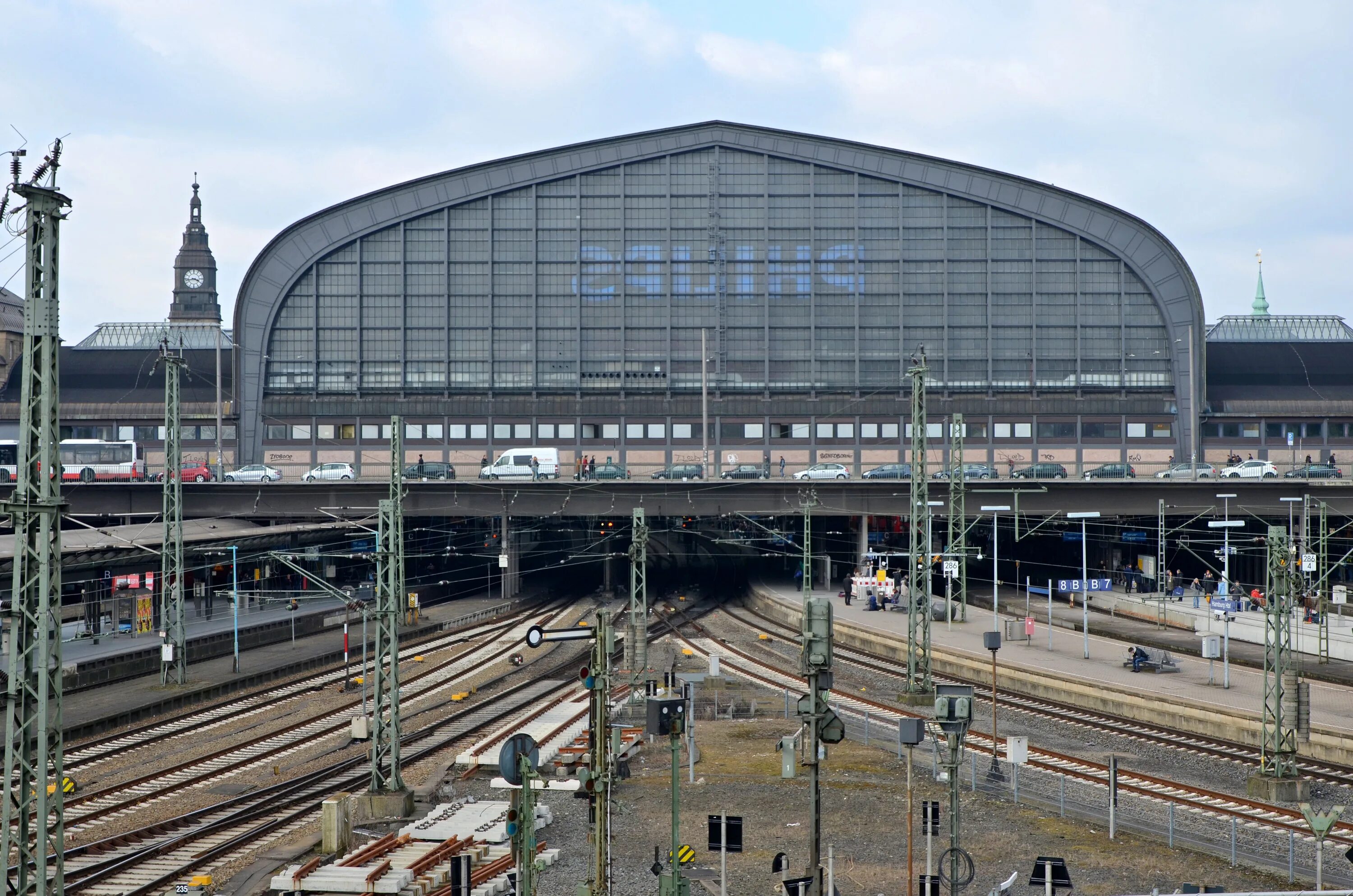 Railway build. Железнодорожный вокзал в Гамбурге. Центральный вокзал Гамбурга. Гамбург ЖД станция. Гамбург главный вокзал.