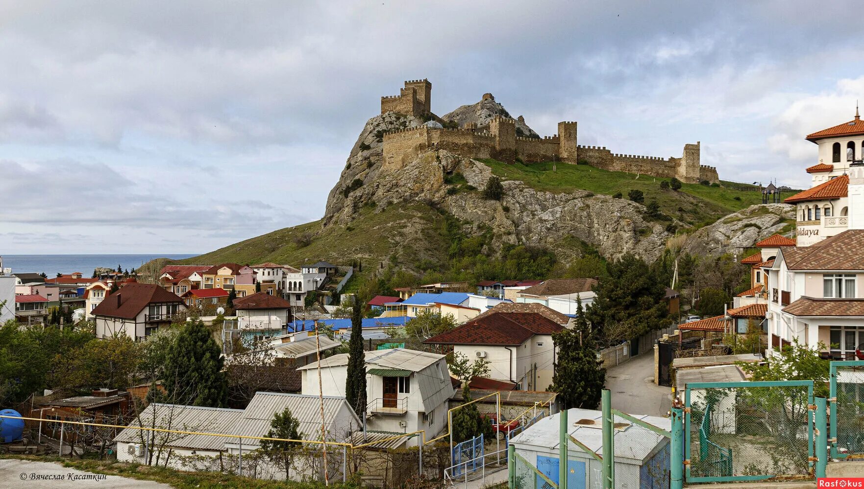 Находиться судак. Судак крым. крым под судаком. судак город в городе. город судак новый свет.