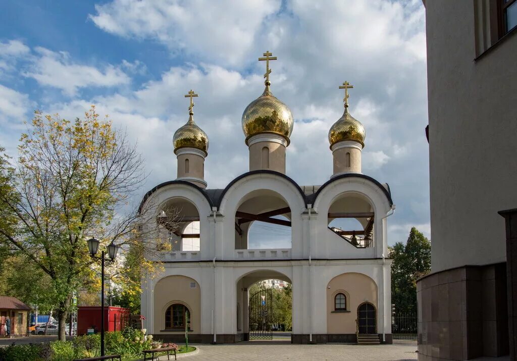 Храм матроны московской в дмитровском районе москвы. Церковь матроны московской на софьи ковалевской. храм матроны московской на ул софьи. дмитровский храм матроны. храм матроны московской дмитровский.