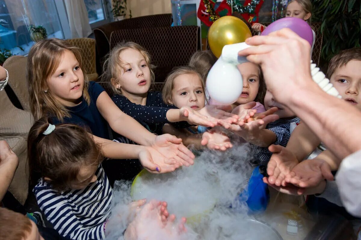 азотное шоу с мороженым. научное азотное крио шоу. шоу мороженого. крио мороженое с ребенком. шоу мороженого.