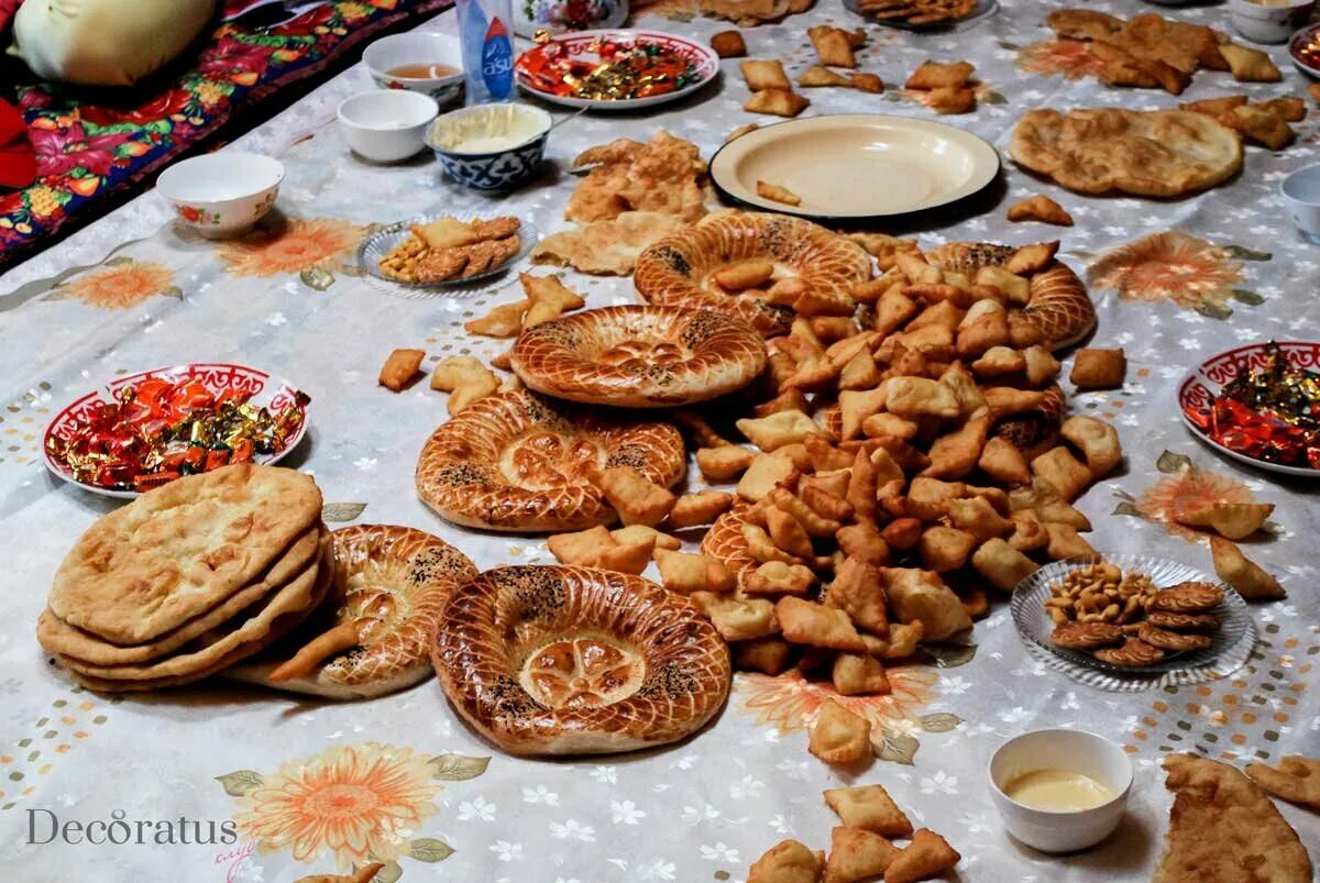 Киргизы блюда. Киргизы кухня. Национальная еда Киргизии. Дастархан Киргизия. Традиционные блюда Кыргызстана.