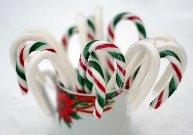 Божий леденец. Леденец в кружке. напиток candy cane. candy cane азербайджан достопримечательности.
