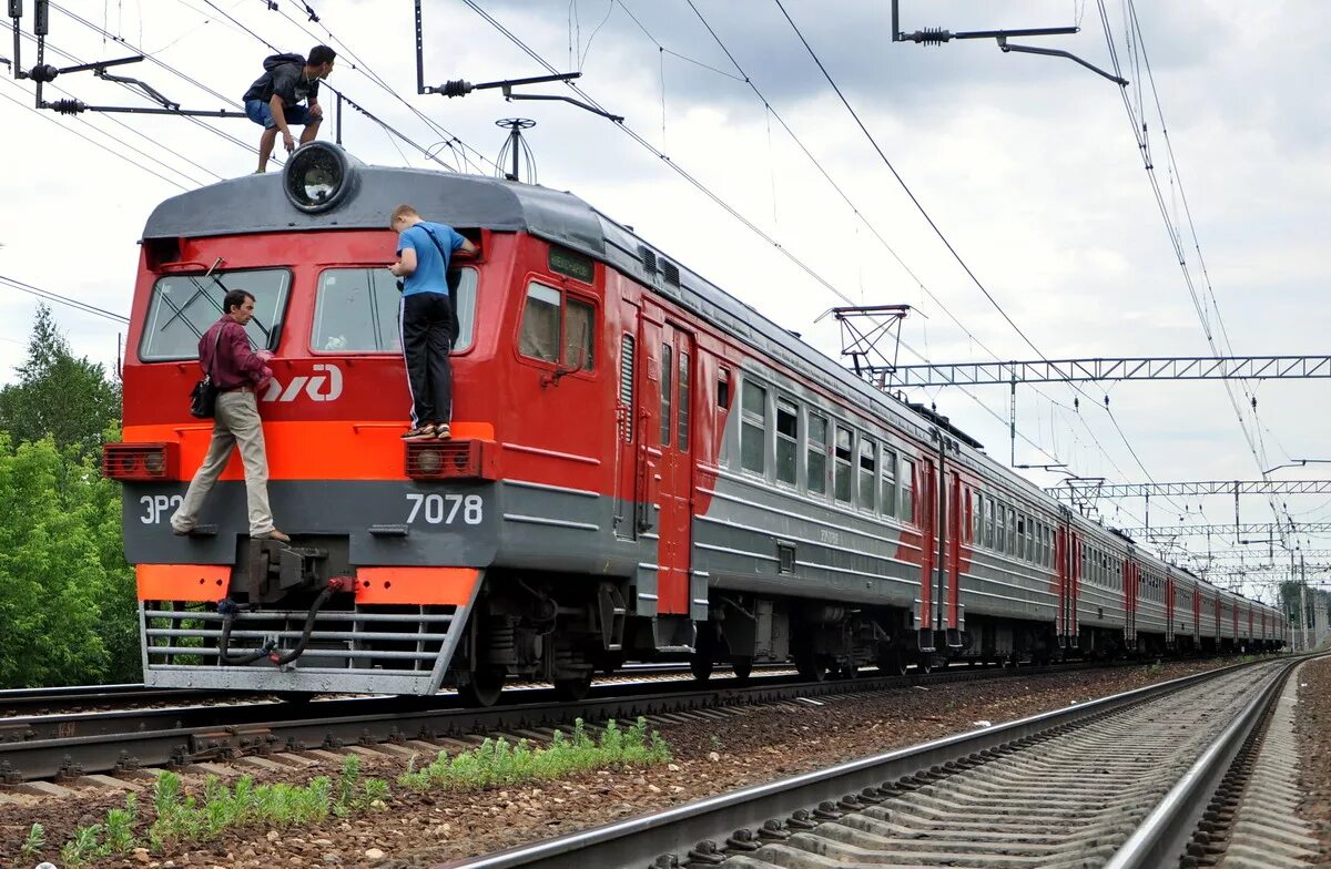 Электричка гусев. Эр2 электропоезд. Эр2р 7078. Эр2р 7047. Поезд эр2р.