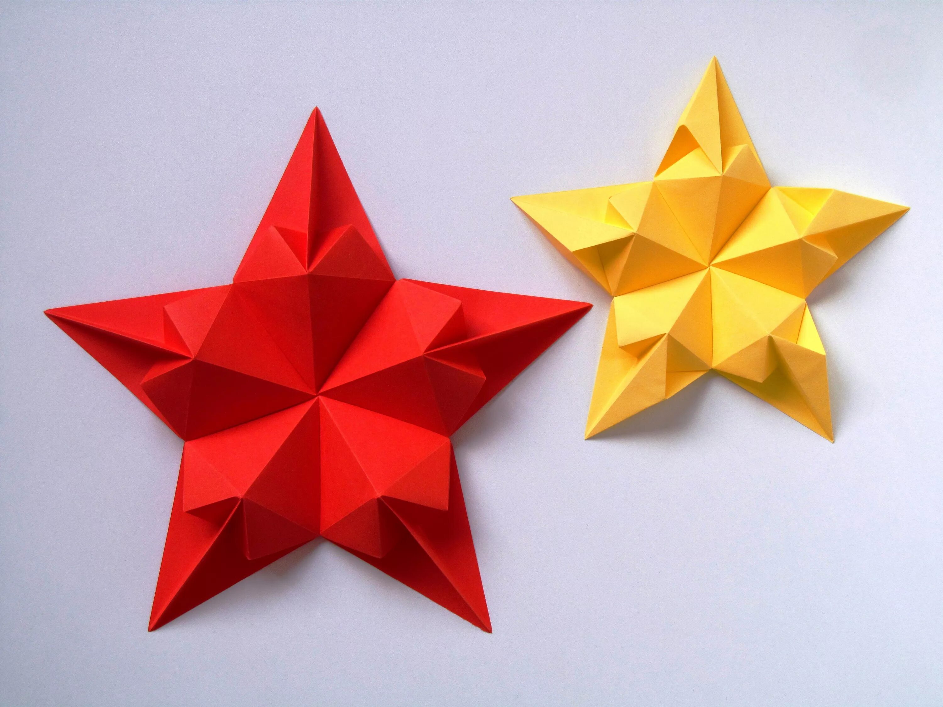 Как сделать звезду на 9. Пятиконечная звезда оригами. Пятиконечная звезда оригами из бумаги. Объемная пятиконечная звезда из бумаги. Рождественская звезда паперкрафт.