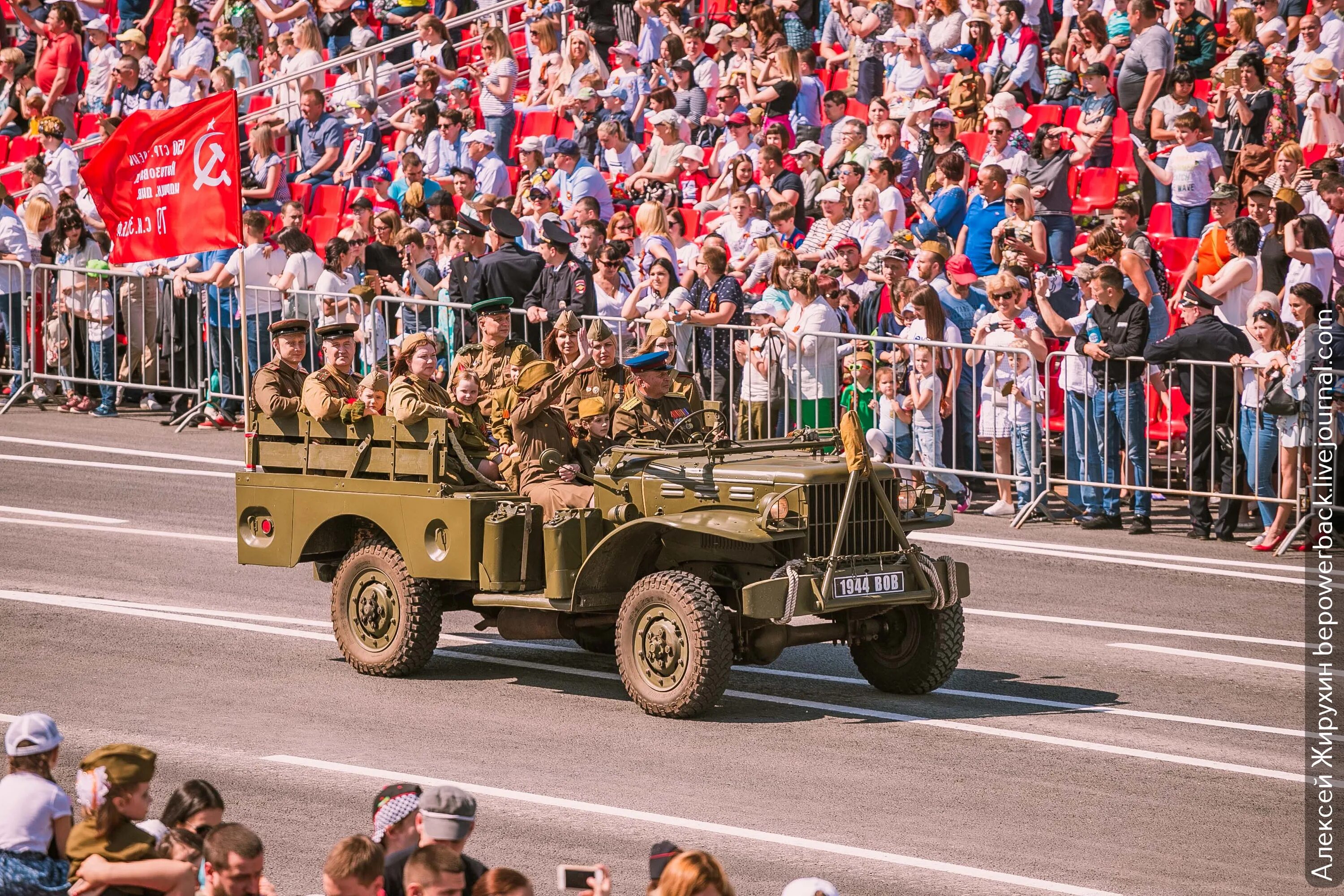 Пост парад 9 мая. Парад 9 мая в Санкт-Петербурге Авиация. УАЗ на параде 9 мая. Парад техники украшенные газики 9 мая. Видео парад 9