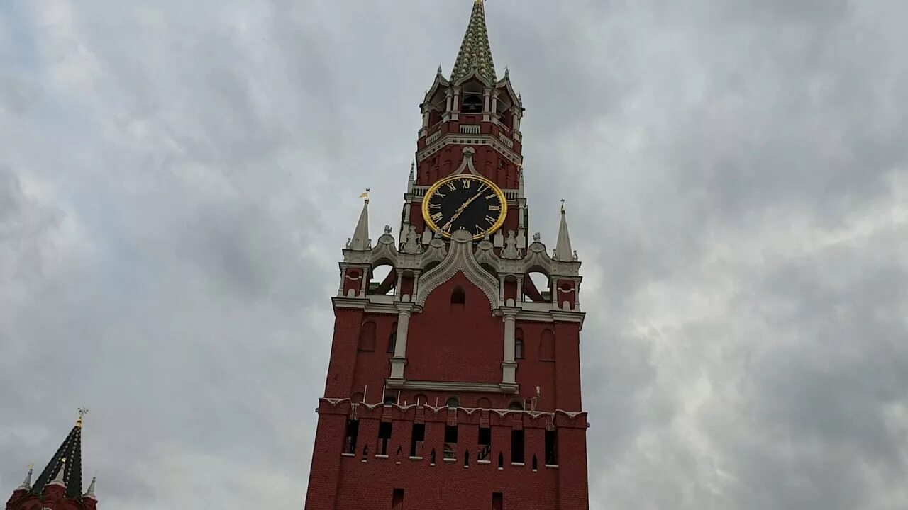 Часы на спасской башне галовей. Спасская башня галовей. спасская башня 1999. московский кремль часовая башня. падающая колокольня в москве.