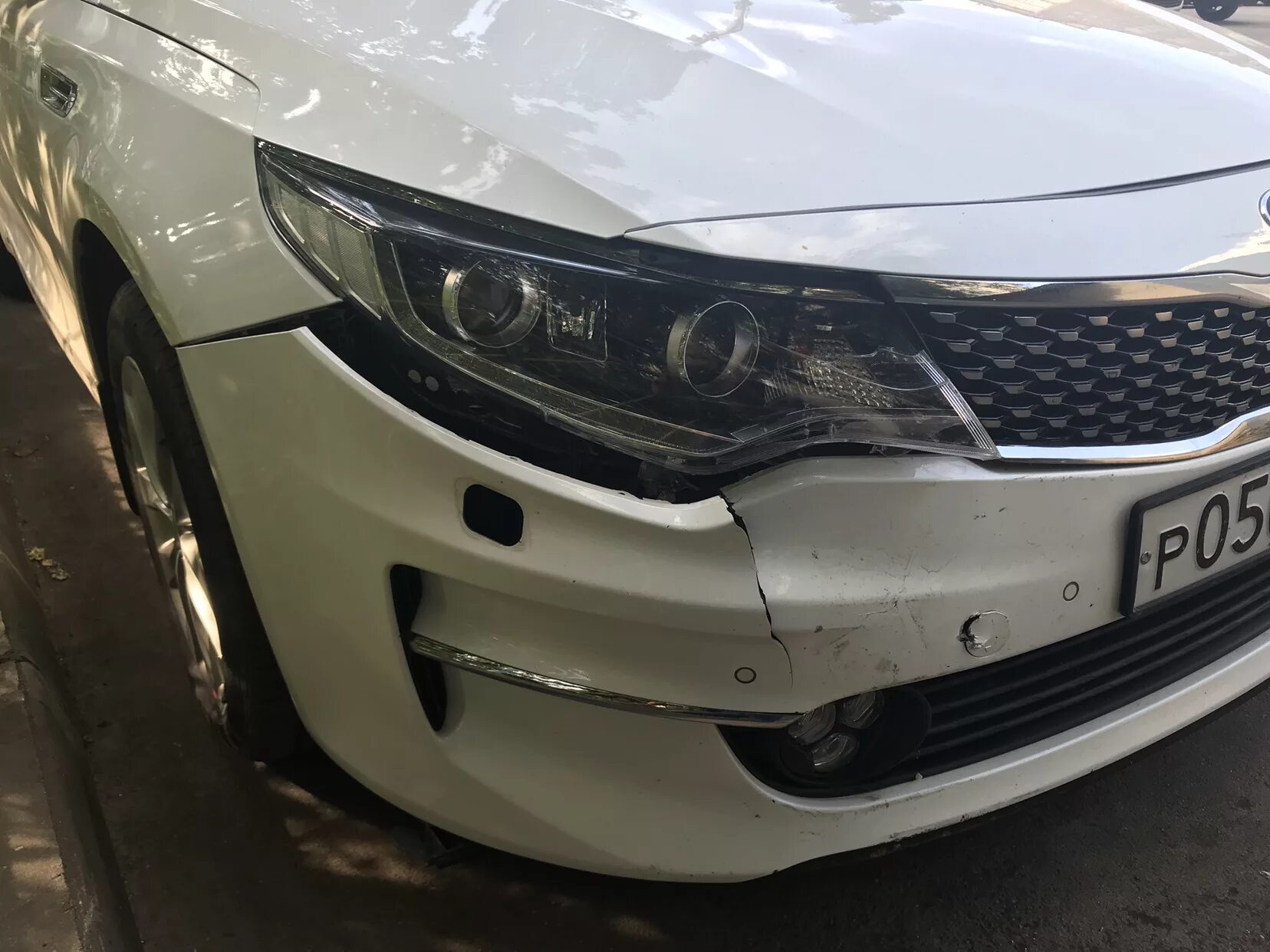 Ремонт бамперов киа. Разбитый бампер Киа Оптима. Сломанный бампер Kia Optima. Kia Optima разбит бампер. Разбитая фара Kia Optima.