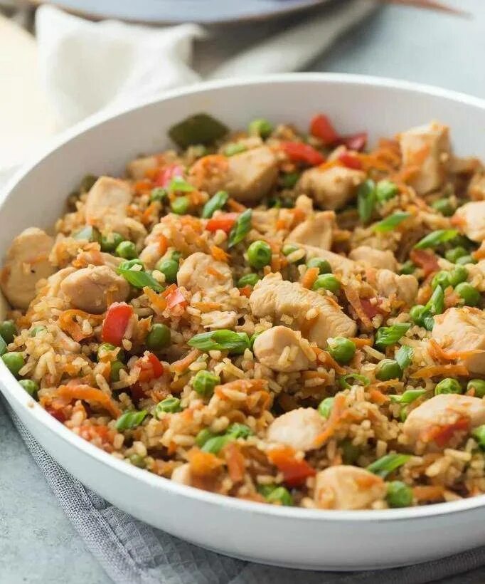 Рецепт вкусного риса с курицей. Рис с овощами. рис с курицей. жареный рис с курицей и овощами. тушёная курица с овощами и рисом.