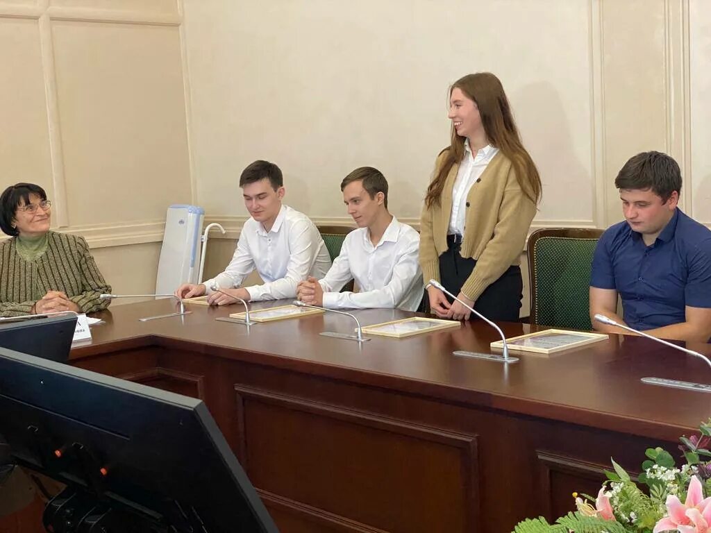Повышение 09 кчр. Зам министра кчр. гордиенко кчр правительство. стипендия правительства. правительство россии фото.