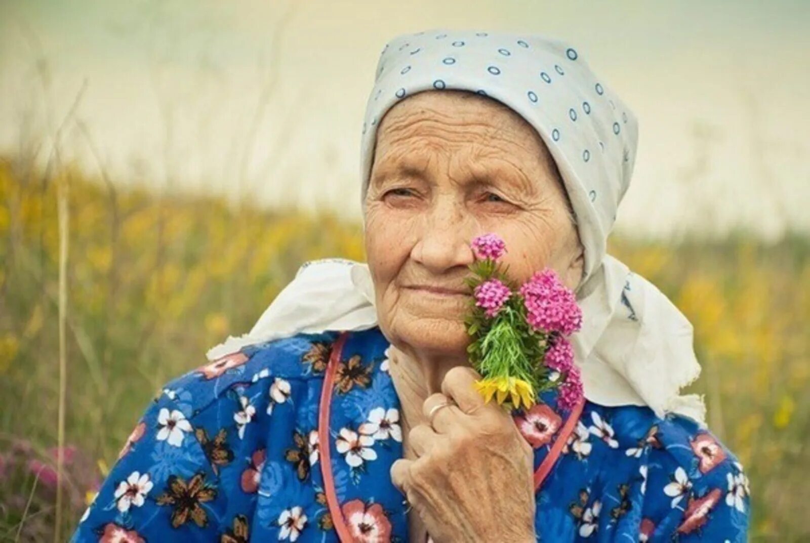 Бабуля в платочке. Бабушка улыбается. Радостная бабушка. Бабуля в платке. Старые женщины на природе