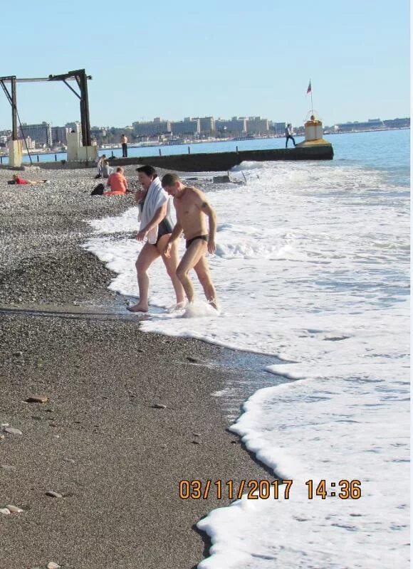 Купаются ли в море в сочи. Сейчас в адлере купаются ?. в сочи сейчас купаются в море. черное море купаться. купаются в море сейчас адлер.