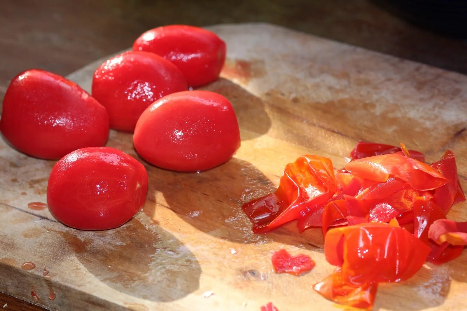 Кожура томатов. Очищенные помидоры. Очистить помидоры от кожицы. Помидорная шкурка. Помидор без кожуры.