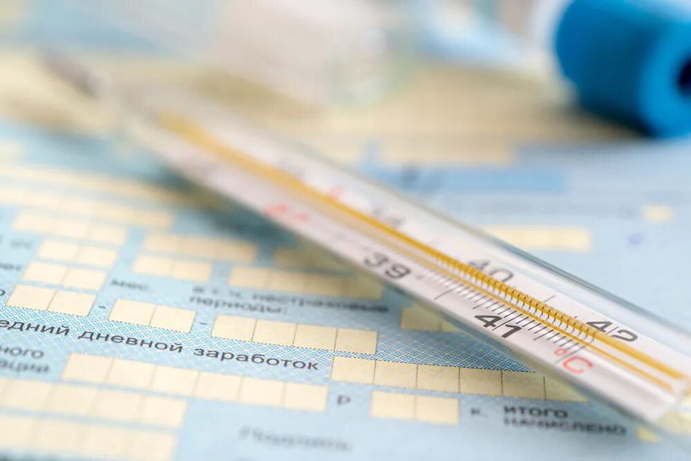 Больничные в праздники. Врач выписывает лекарства картинка для детей. Больничные в праздники. Больничные в праздники. Оплата больничного во время простоя.