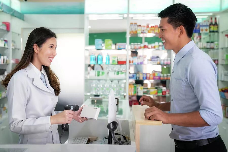 рабочее место в аптеке. фармацевт. аптекарь. провизор аналитик. девушка аптекарь.