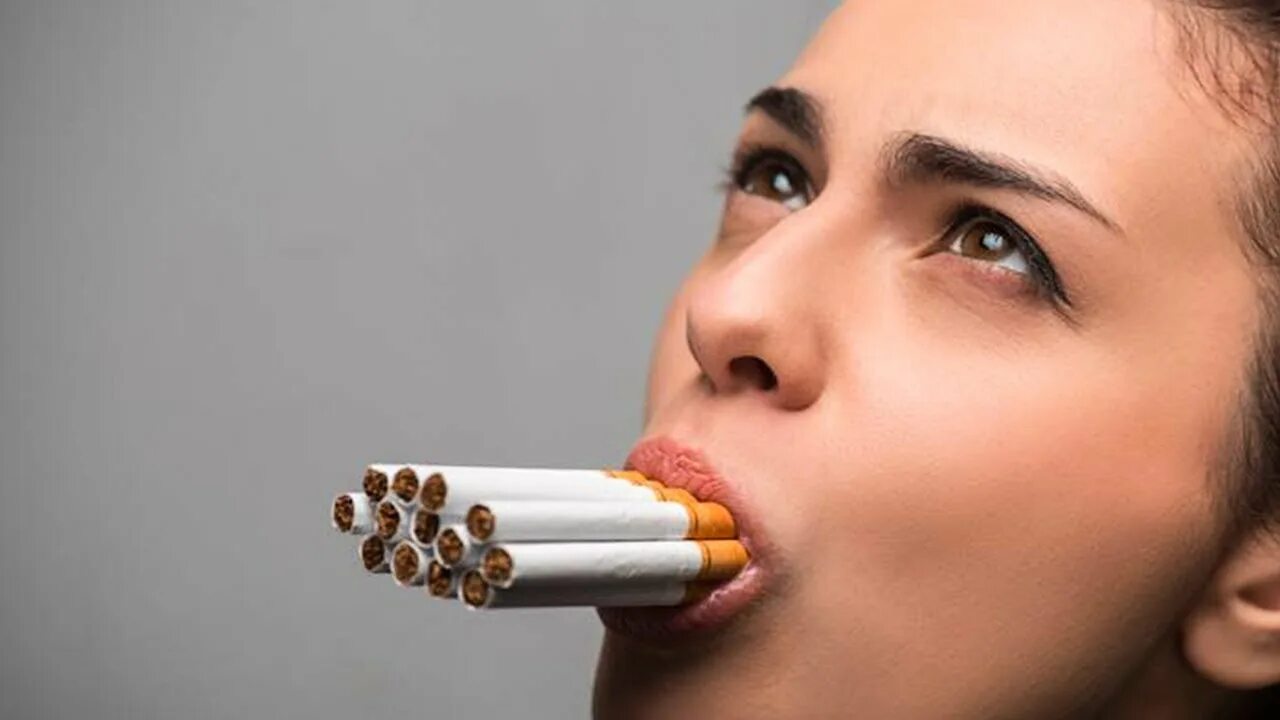 первые сигареты. выкурил пачку сигарет за раз. выкурил пачку сигарет за раз. много сигарет. мужчина с сигаретой во рту.