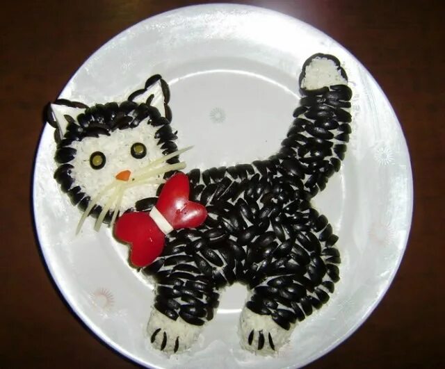 Салат кошка. Кот и макароны. Украсить салат кошка. Салат кошачья лапка. Кот мордой в салате.