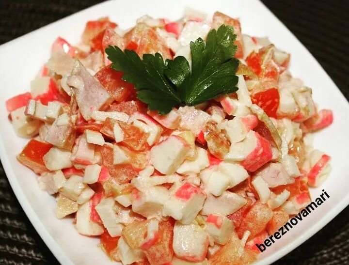 Копченая курица крабовые палочки. Салат крабовые палочки помидоры сыр яйца. Салат с крабовыми палочками и помидорами и чесноком. Салат помидоры крабовые палочки с сыром и чесноком. Салат с крабовыми палочками и помидорами и сыром.