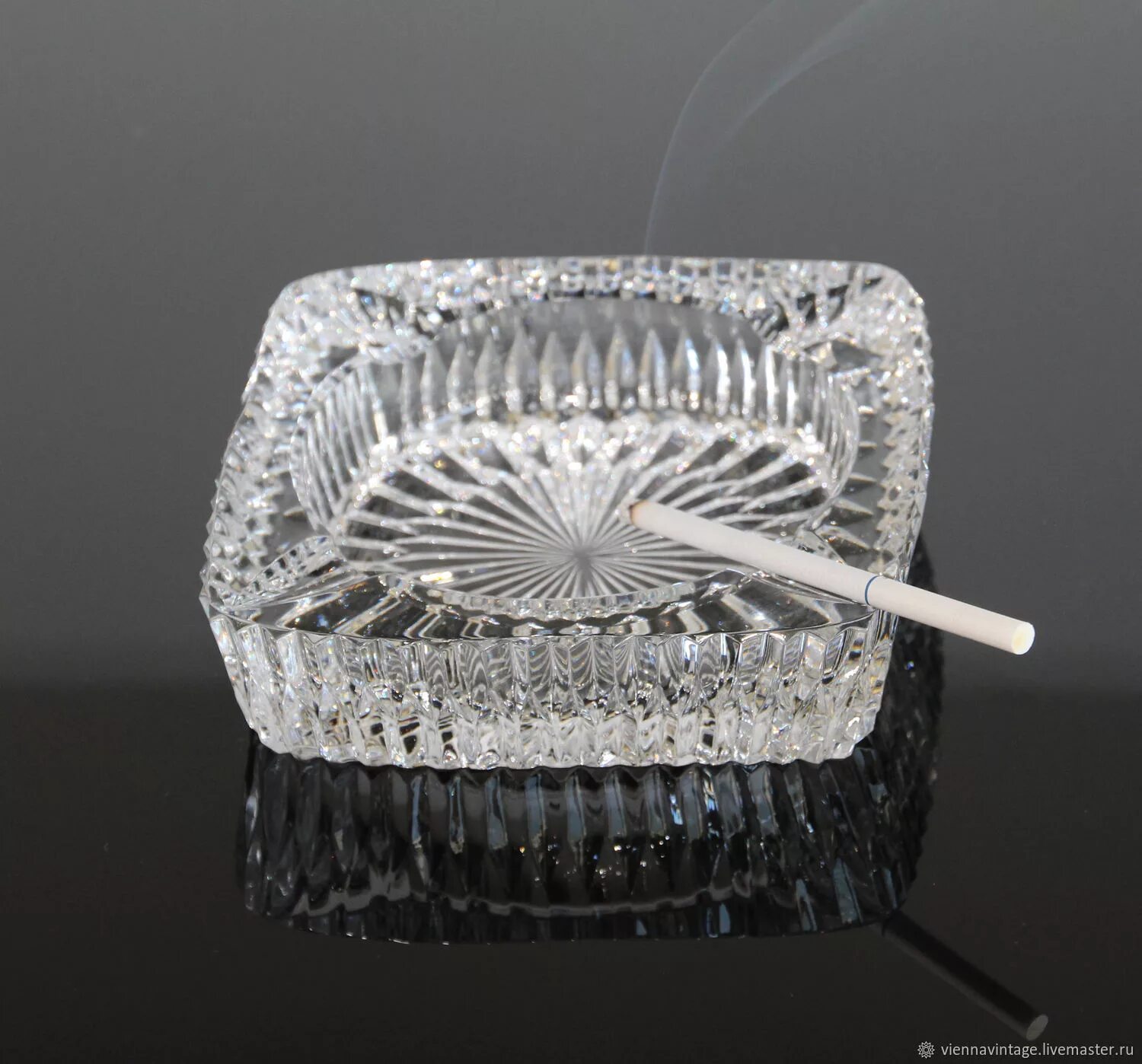Пепельница хрусталь. Пепельница из хрусталя. Пепельница golden american 25. Пепельница хрустальное стекло 260209. Хрустальная пепельница ottaviani.