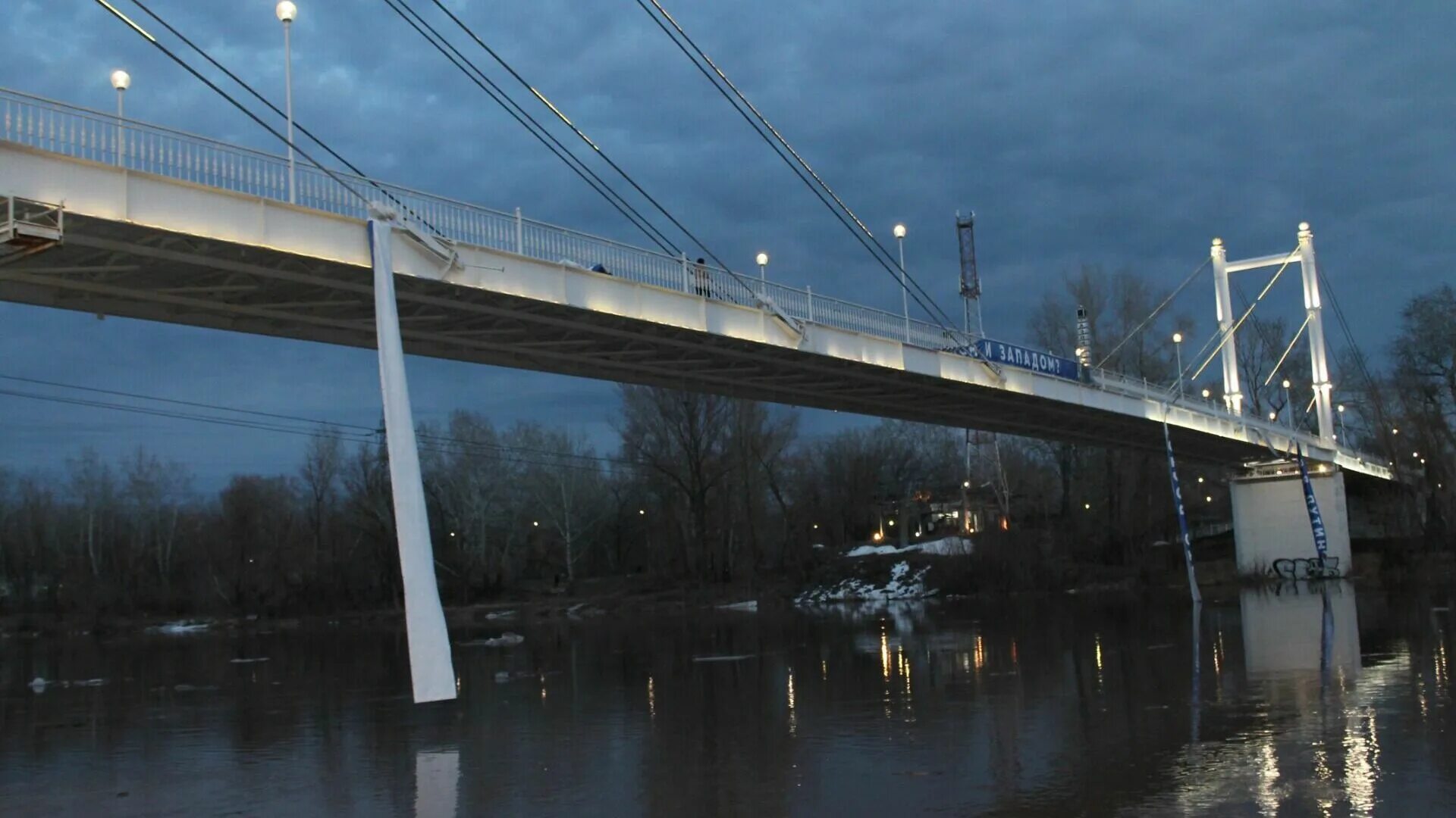 Река урал в оренбурге уровень воды сегодня. Река Урал. Паводок. Река Урал Орск. Набережная реки Урал Оренбург.