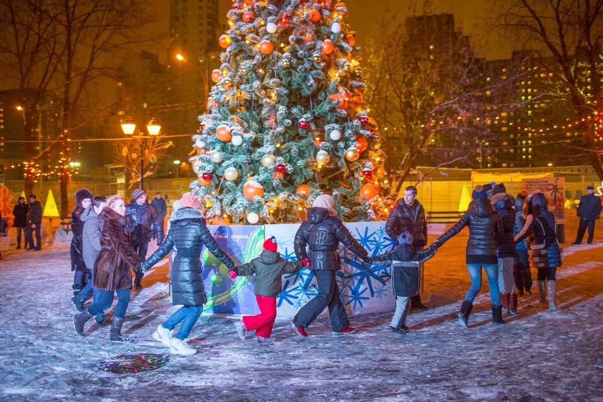 Новый год в апреле. Новогодние каникулы. новогодние гуляния на улице. новогодний праздник на улице. новый год на улице.