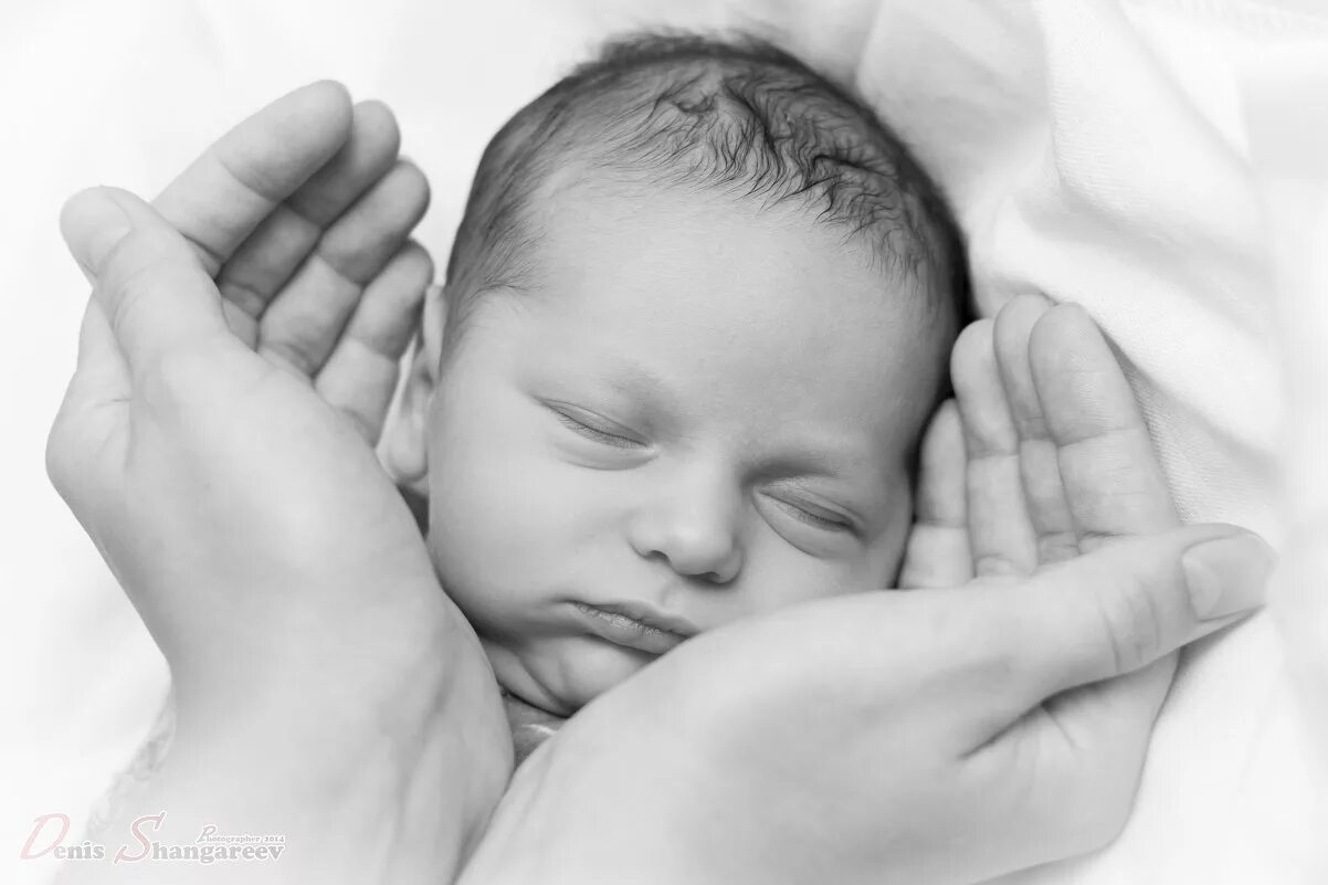 руки мамы и ножки малыша вектор. ножки малыша и мамы на песке. теплое маленькое счастье картинки. руки матери. рука новорожденного ребенка.