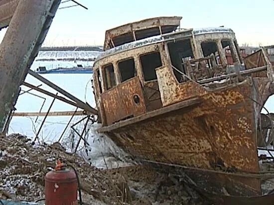 На дне волги астрахань. Затонувшая баржа Спартановка. Саратов Волга затопленные баржи. Затонула баржа в Саратовской области. Затонувшие суда на Волге.