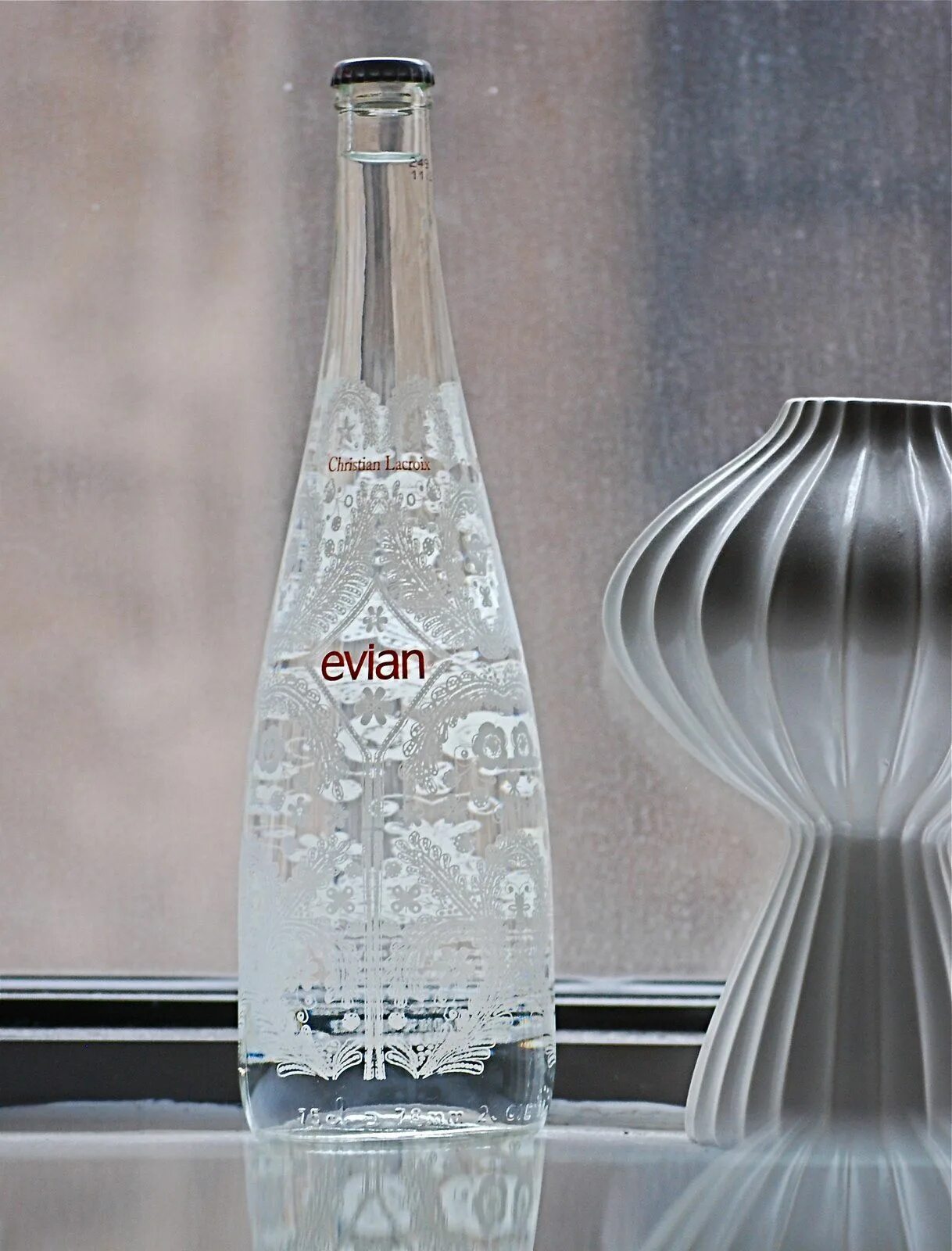 Christian Lacroix Evian. Минеральная вода в красивой бутылке. Минеральная вода в стеклянных бутылках. Дорогая вода в бутылках