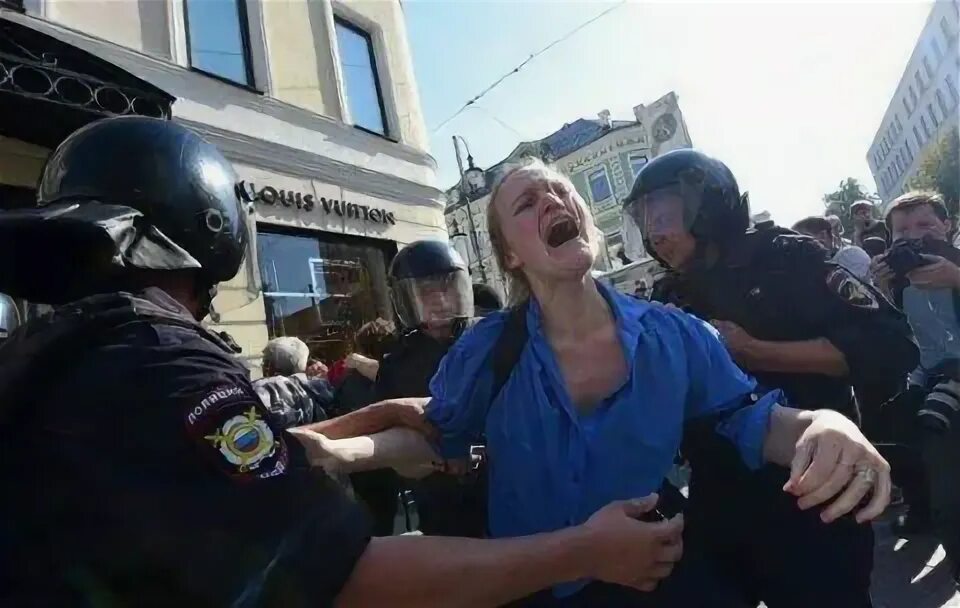 ОВД Братеево избиение митингующих аудио. Немцы бьют русскоговорящих. Митинги где бьют полиция Украина женщин. Миру мир арест